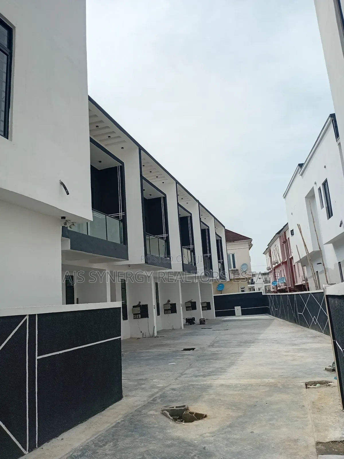 4bdrm Duplex in Chevron for sale in Chevron