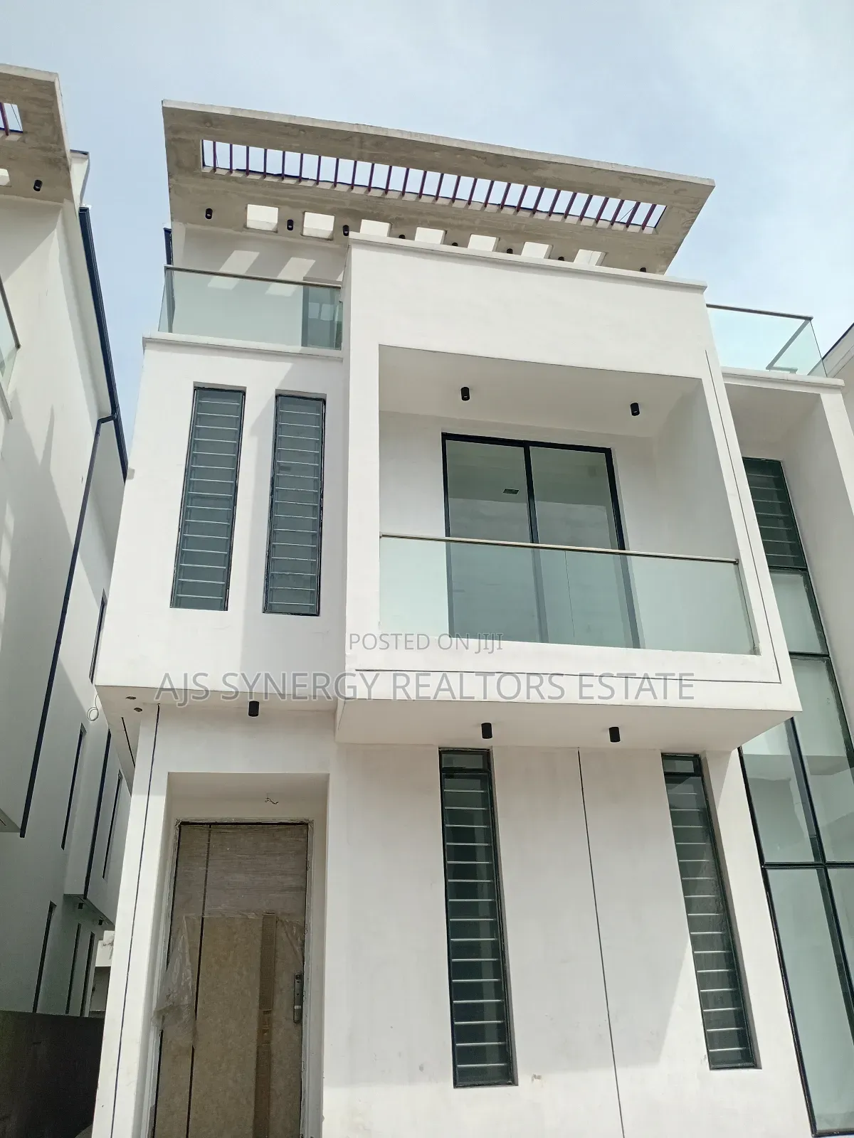 5bdrm Duplex in Chevron for sale in Chevron