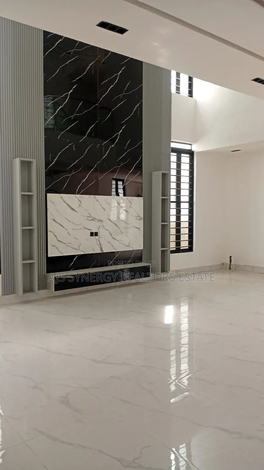 5bdrm Duplex in Chevron for sale in Chevron