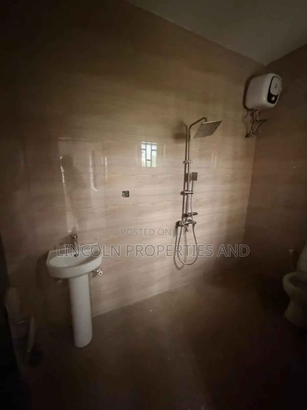 3bdrm Apartment in Oron Road By Ring, Uyo for rent in Uyo