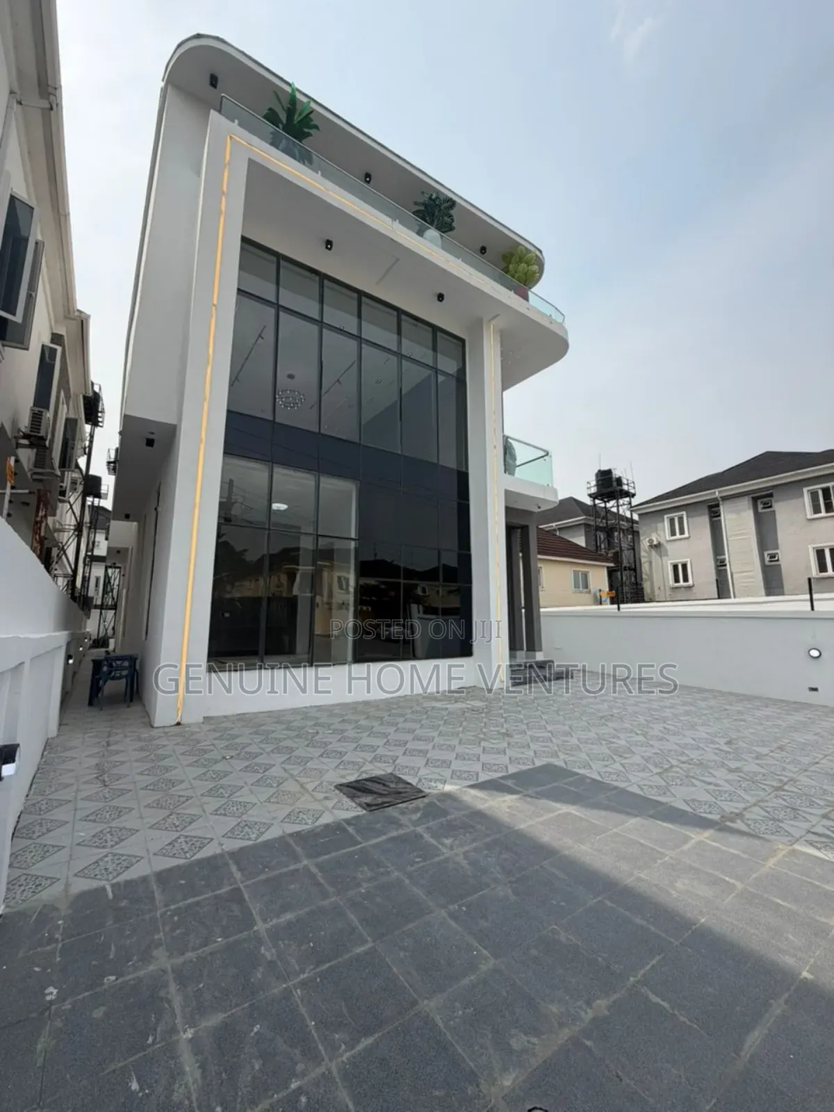 5bdrm Duplex in Chevron for sale in Chevron
