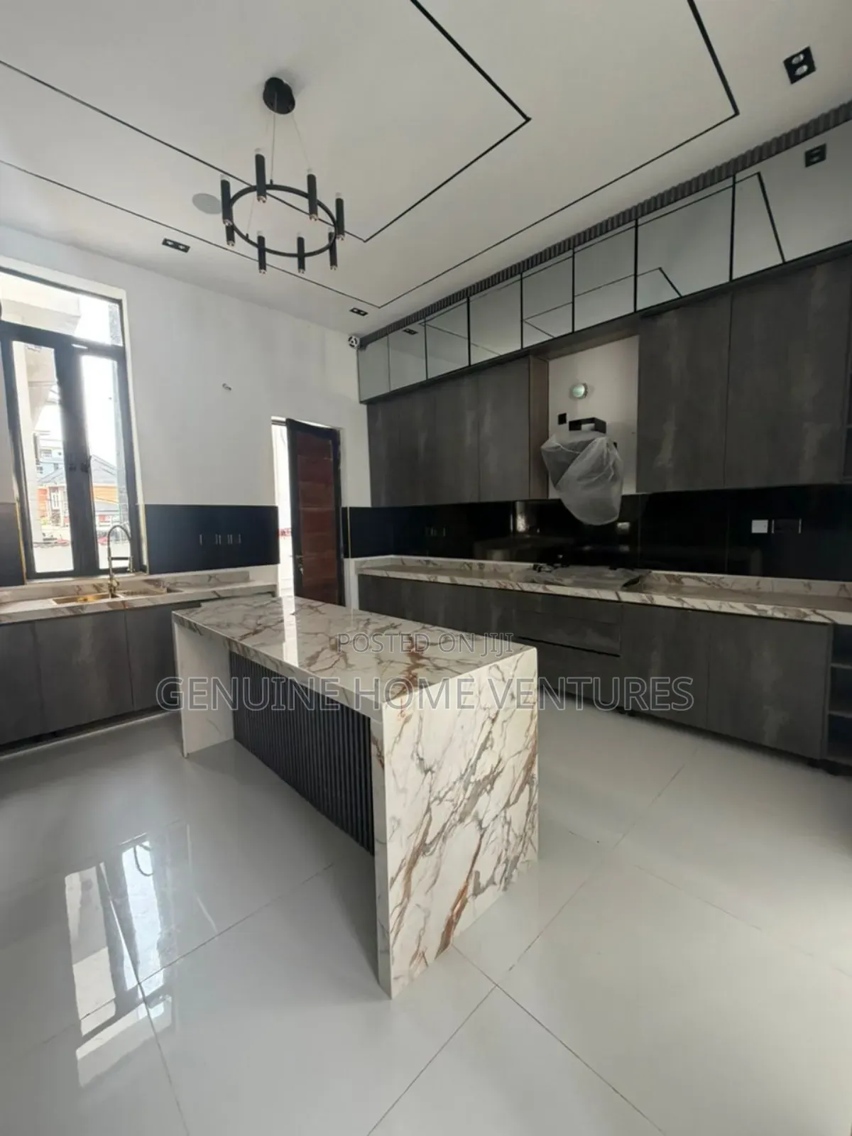 5bdrm Duplex in Chevron for sale in Chevron