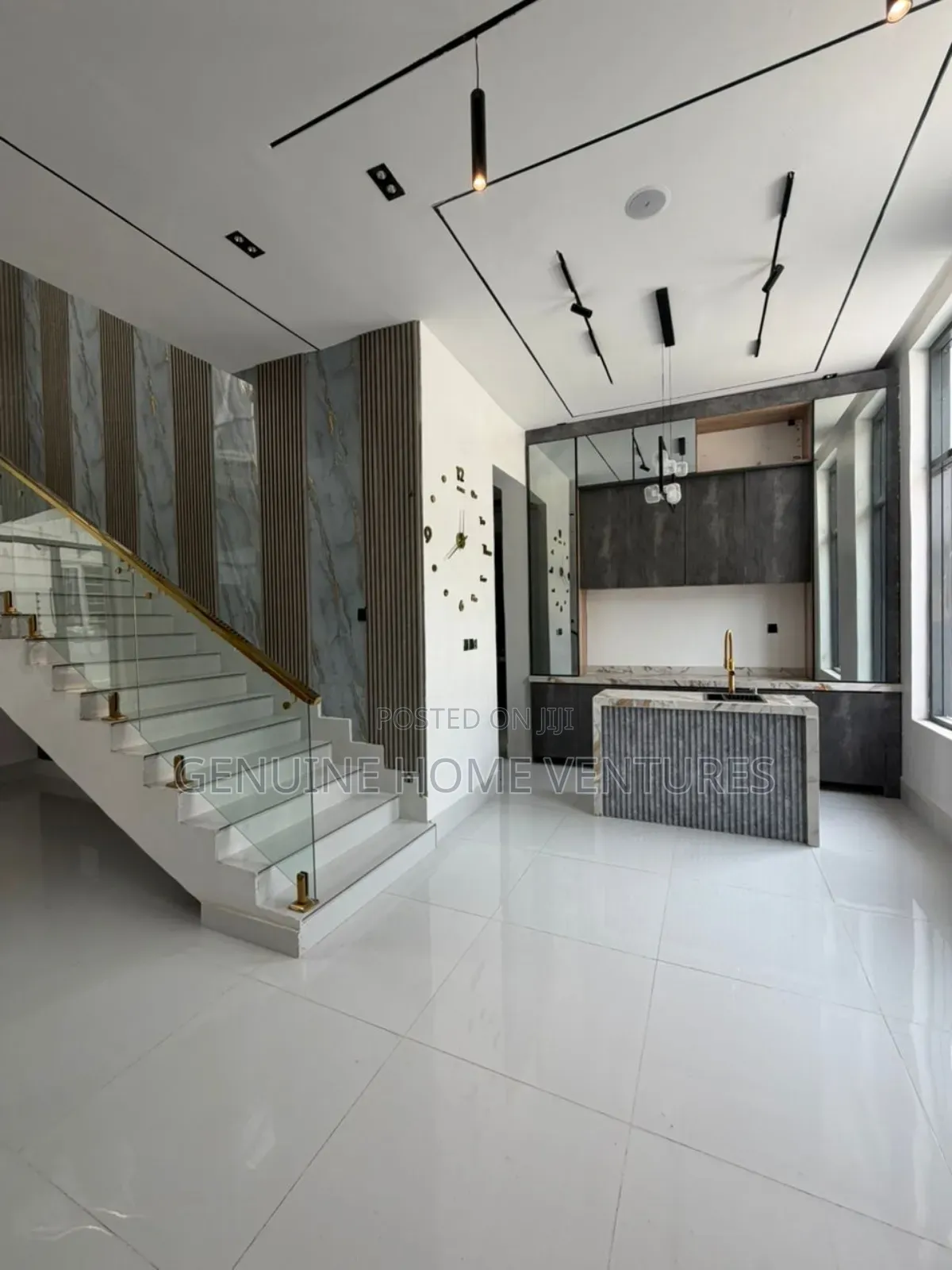 5bdrm Duplex in Chevron for sale in Chevron