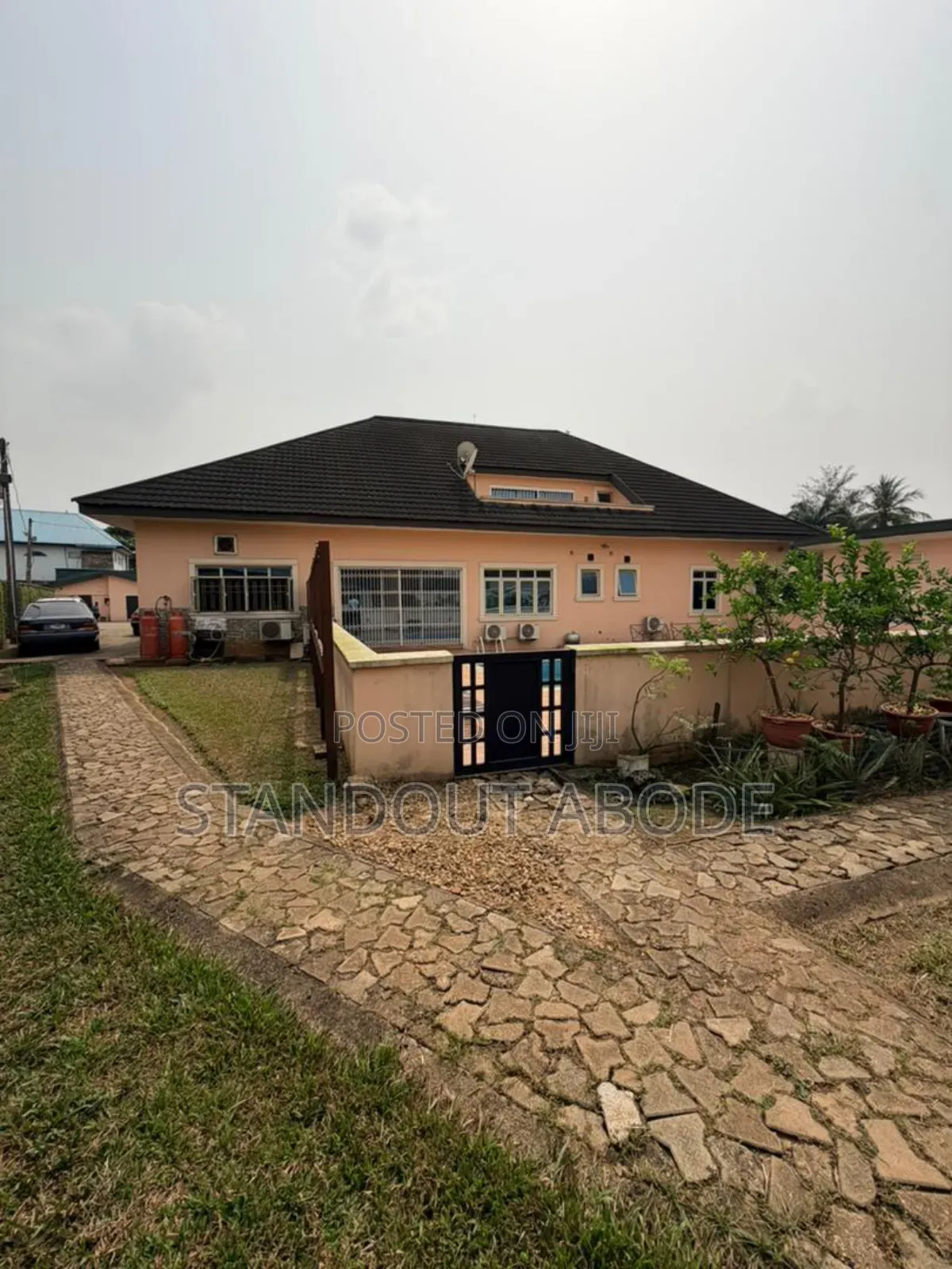 3bdrm Bungalow in In An Estate In for sale in Ikeja GRA