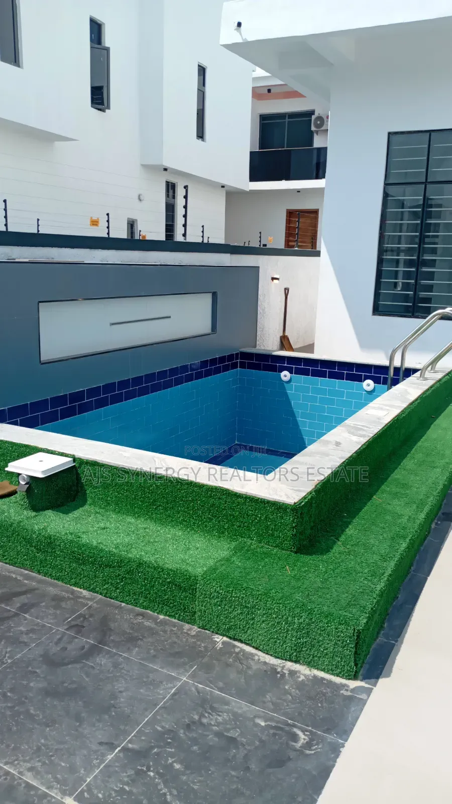 5bdrm Duplex in Ikota for sale in Ikota