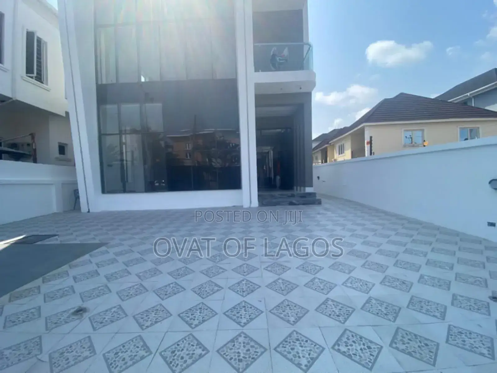 5bdrm Duplex in Chevron for sale in Chevron