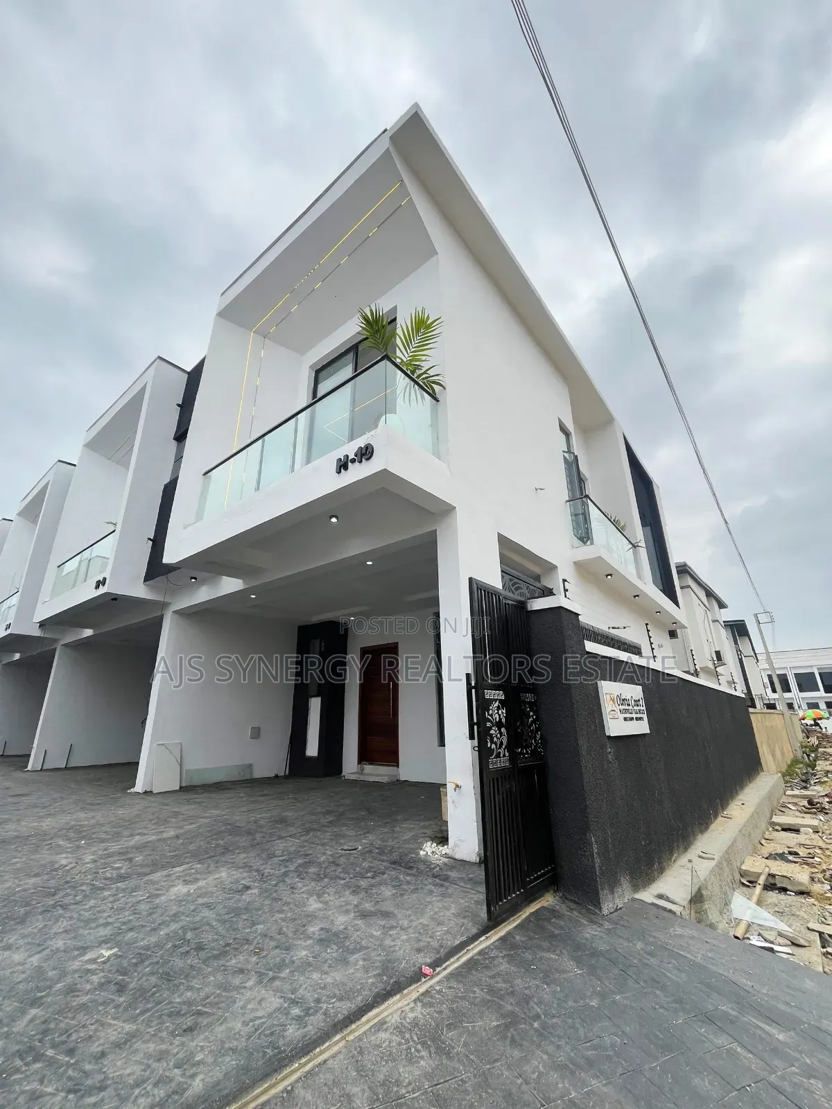4bdrm Duplex in Ikota for sale in Ikota