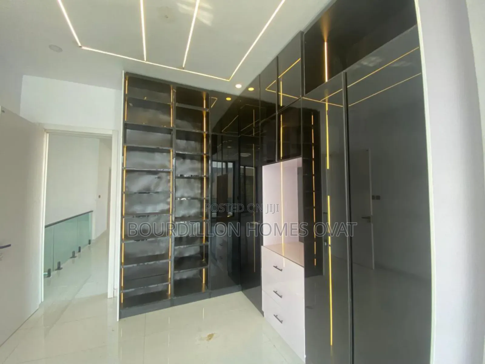 5bdrm Duplex in Chevron Toll Gate for sale in Chevron