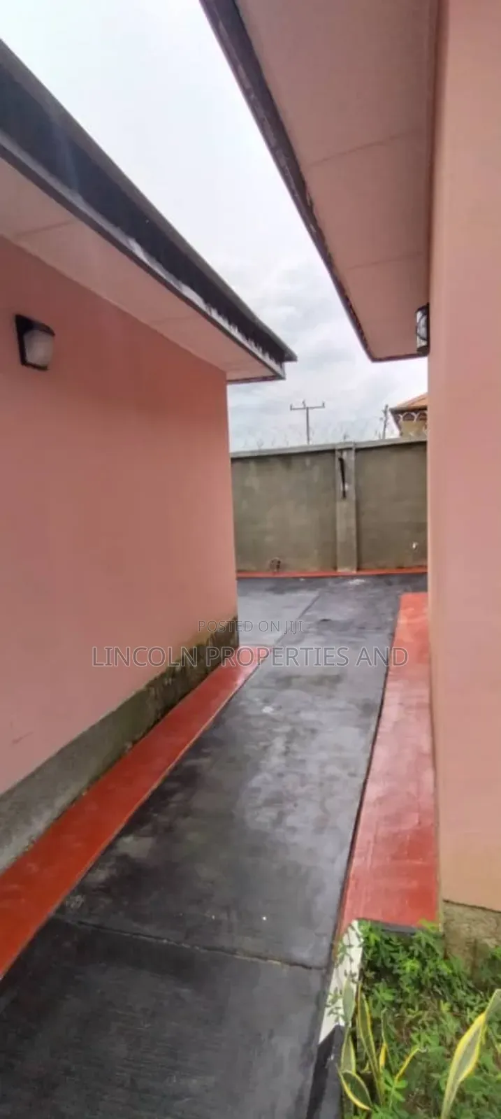 5bdrm Bungalow in Federal Housing, Uyo for sale in Uyo
