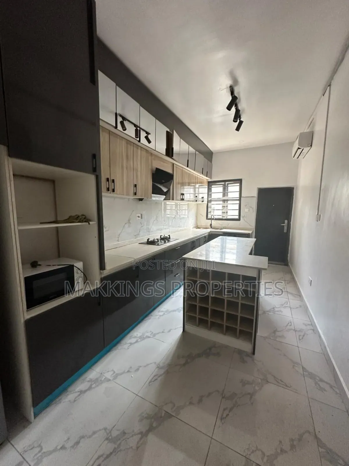 4bdrm Duplex in Chevron for sale in Chevron
