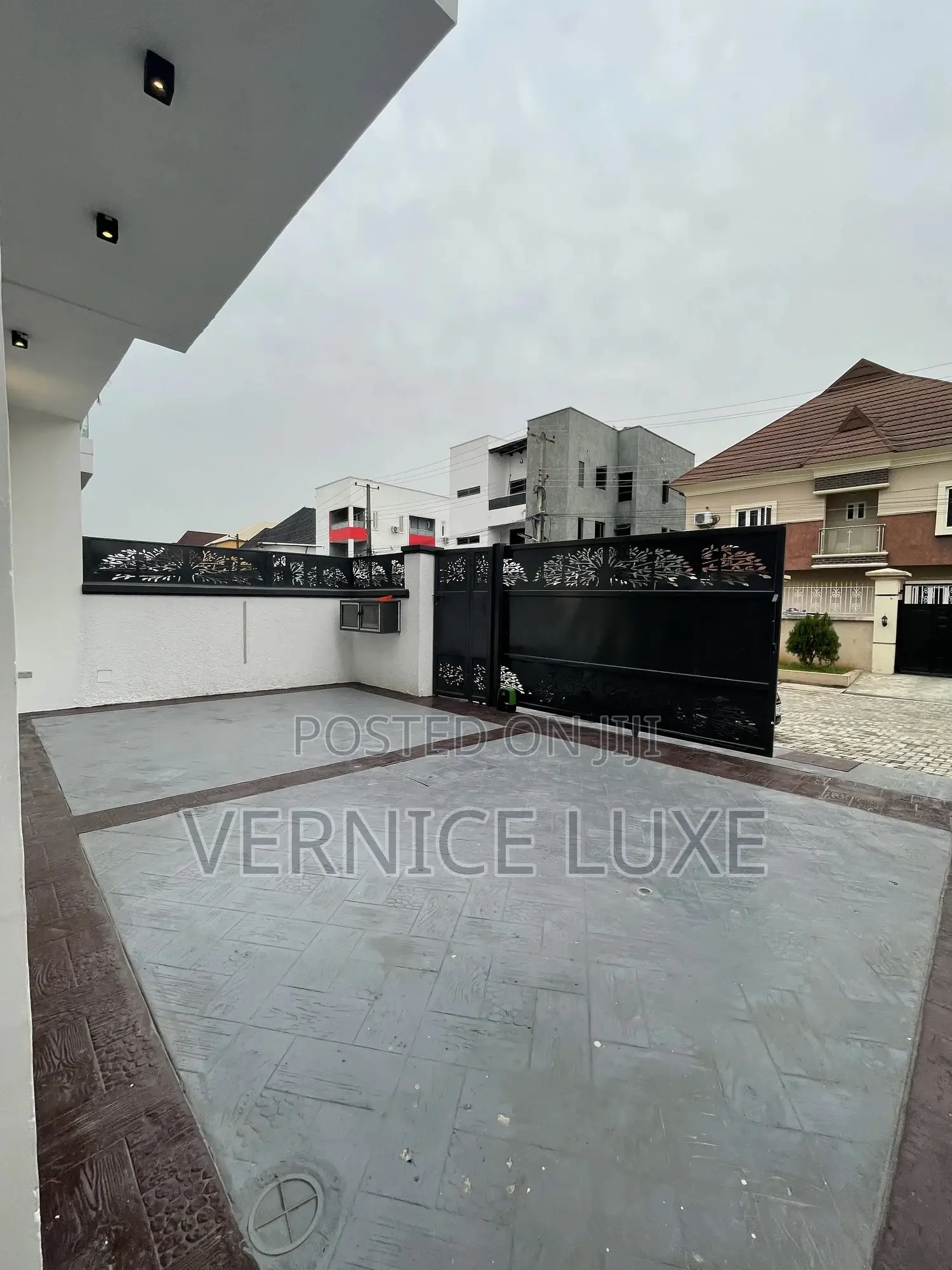 4bdrm Duplex in Idado for sale in Idado