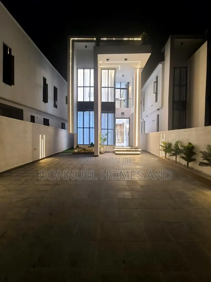 5bdrm Duplex in Ikota for sale in Ikota