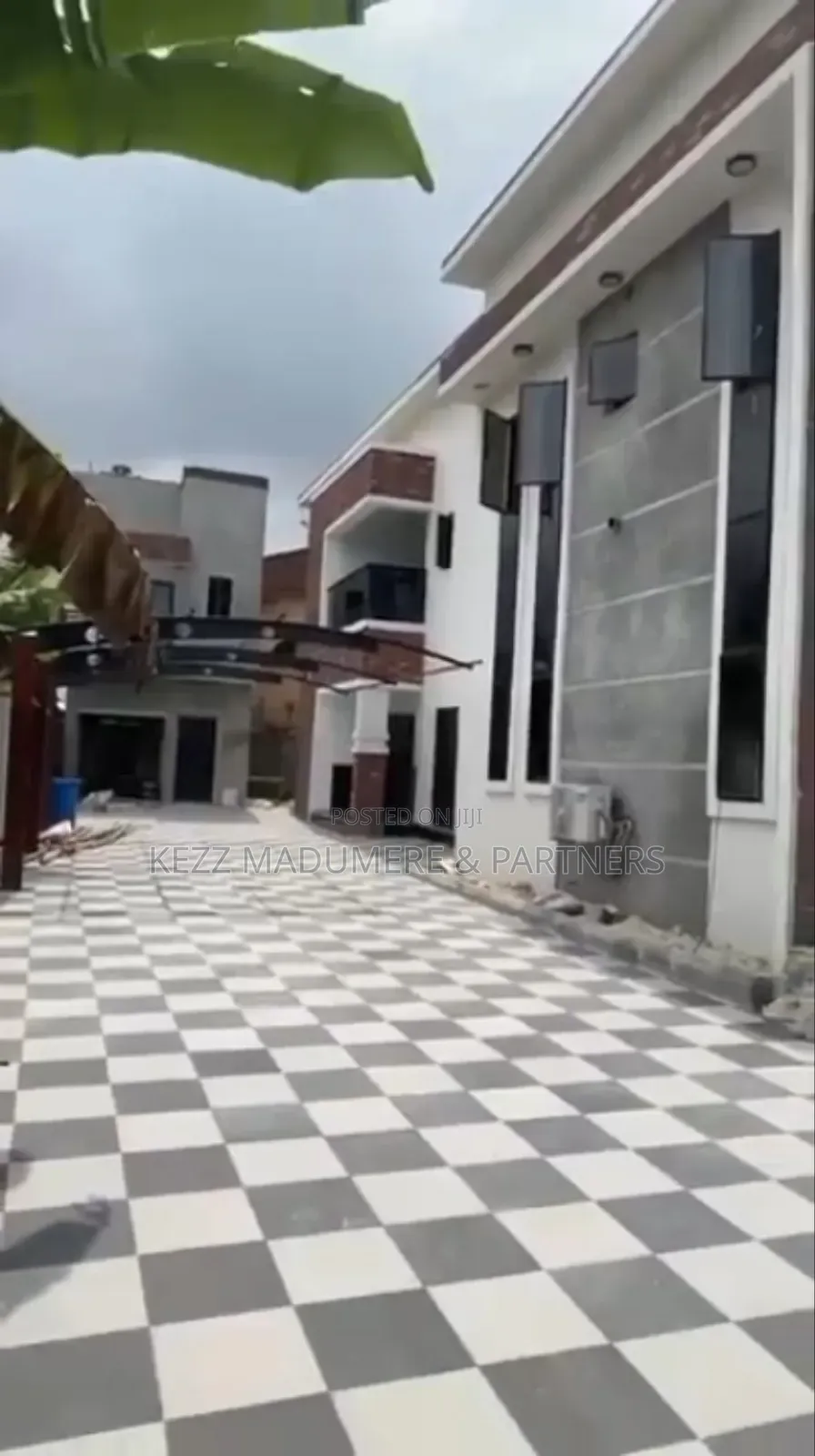 5bdrm Duplex in Refinery Road , for sale in Warri