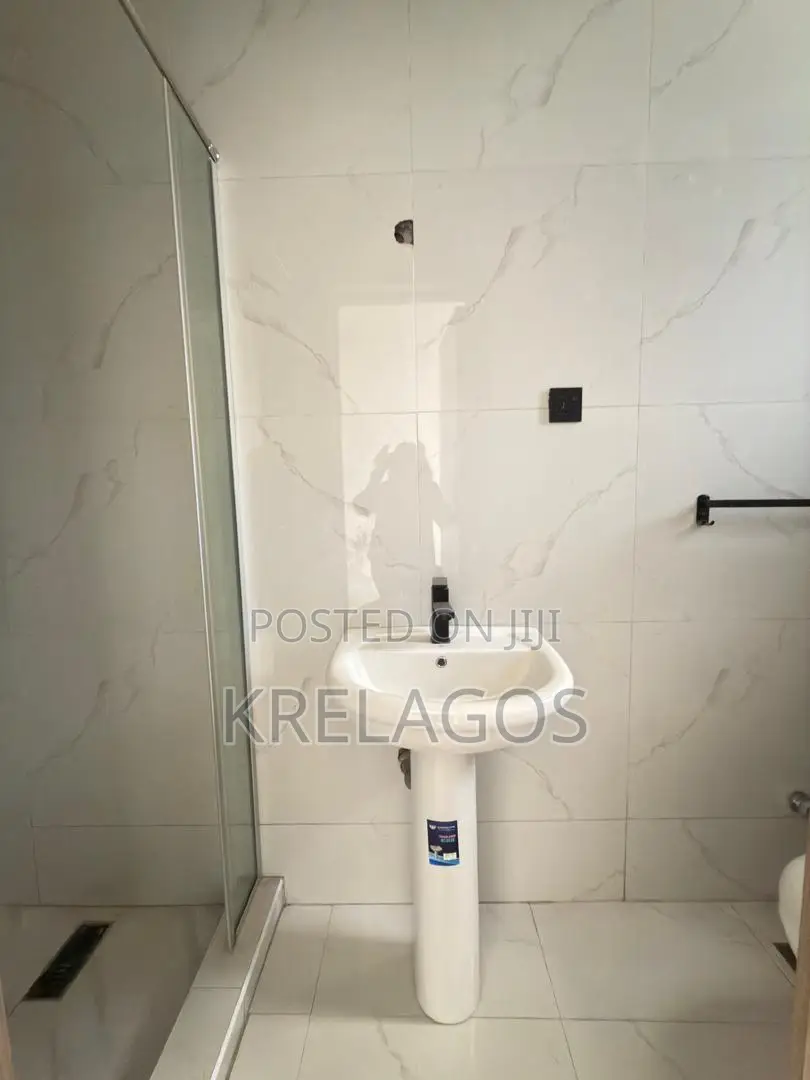 5bdrm Duplex in Thomas Estate for sale in Thomas Estate