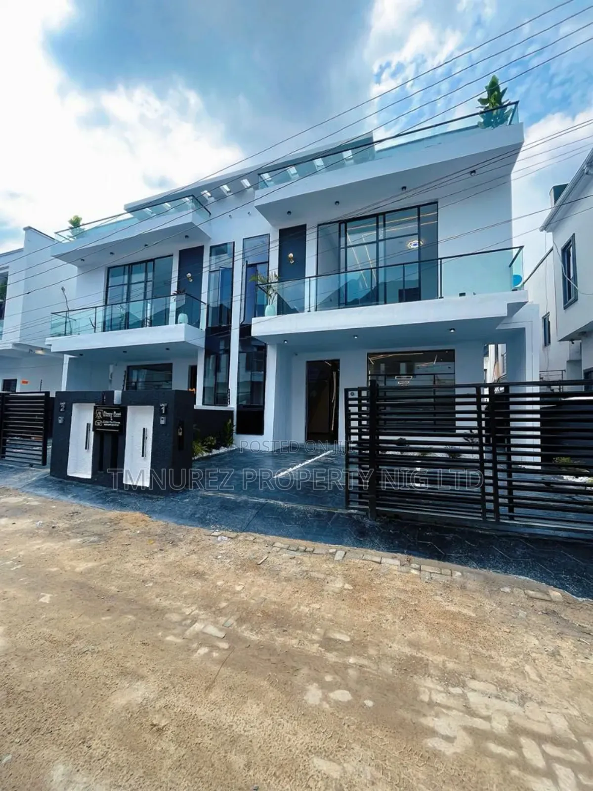 4bdrm Duplex in Lekki County, Ikota for sale in Ikota
