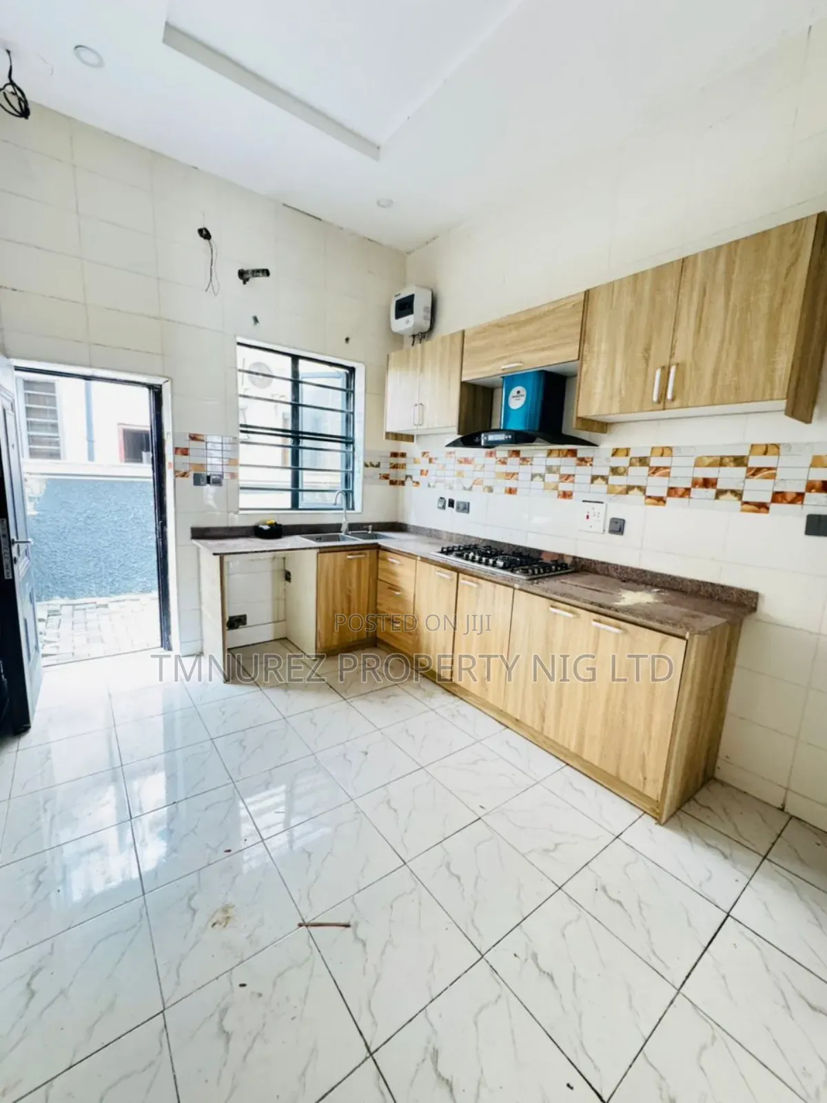 4bdrm Duplex in Chevron for rent in Chevron
