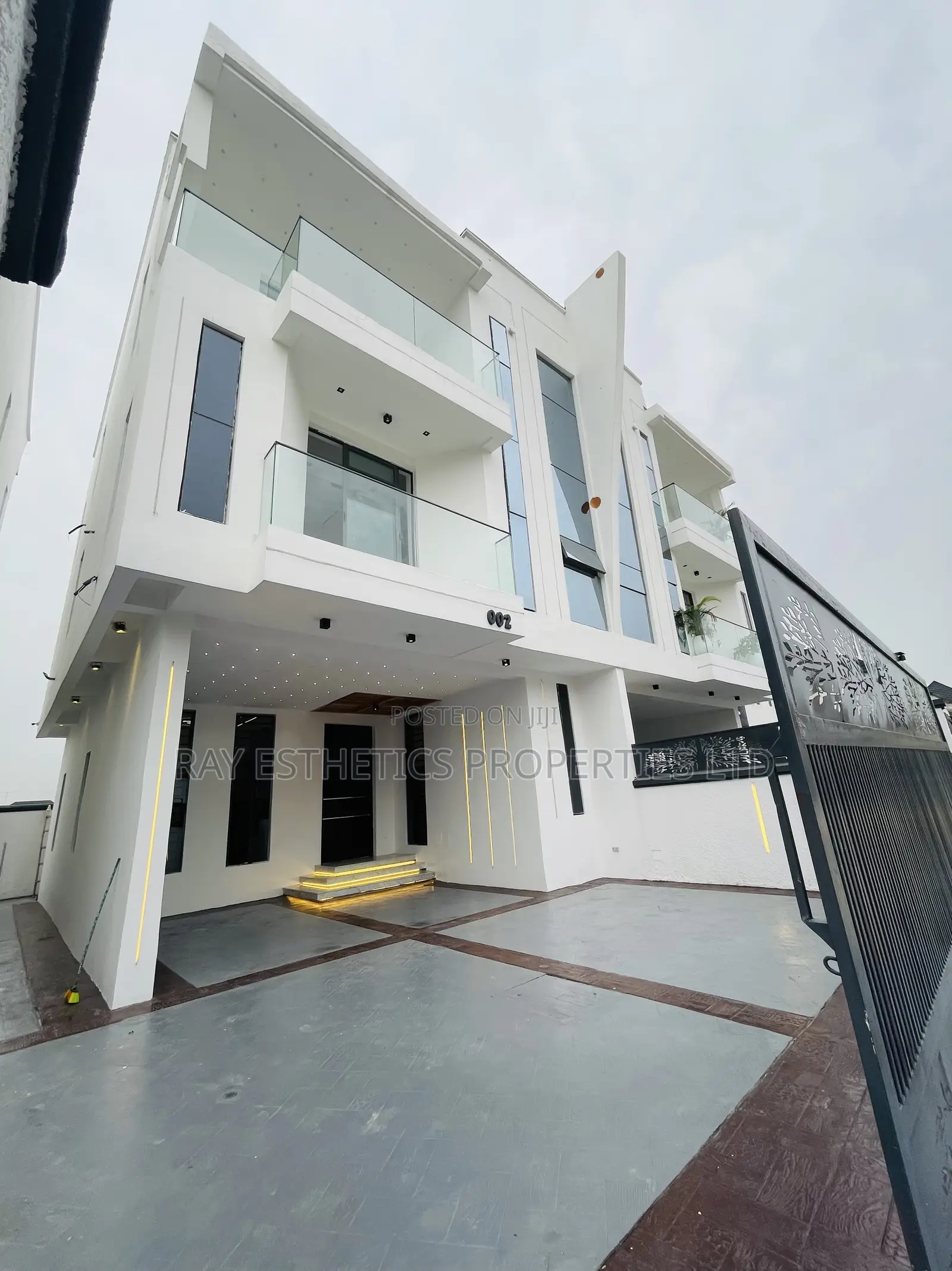 4bdrm Duplex in Idado Estate for sale in Idado