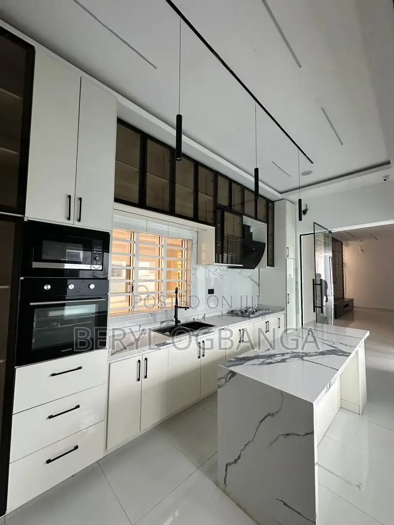 5bdrm Duplex in Ologolo for sale in Ologolo