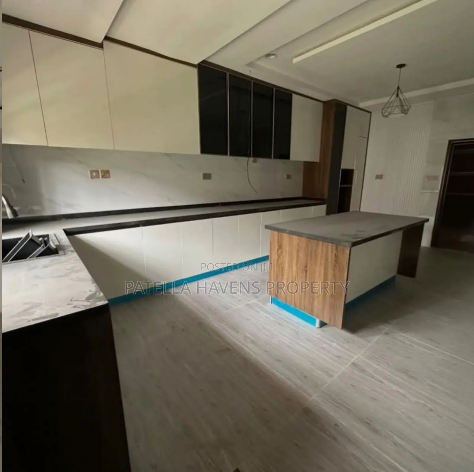 5bdrm Duplex in Apo District for sale in Apo District