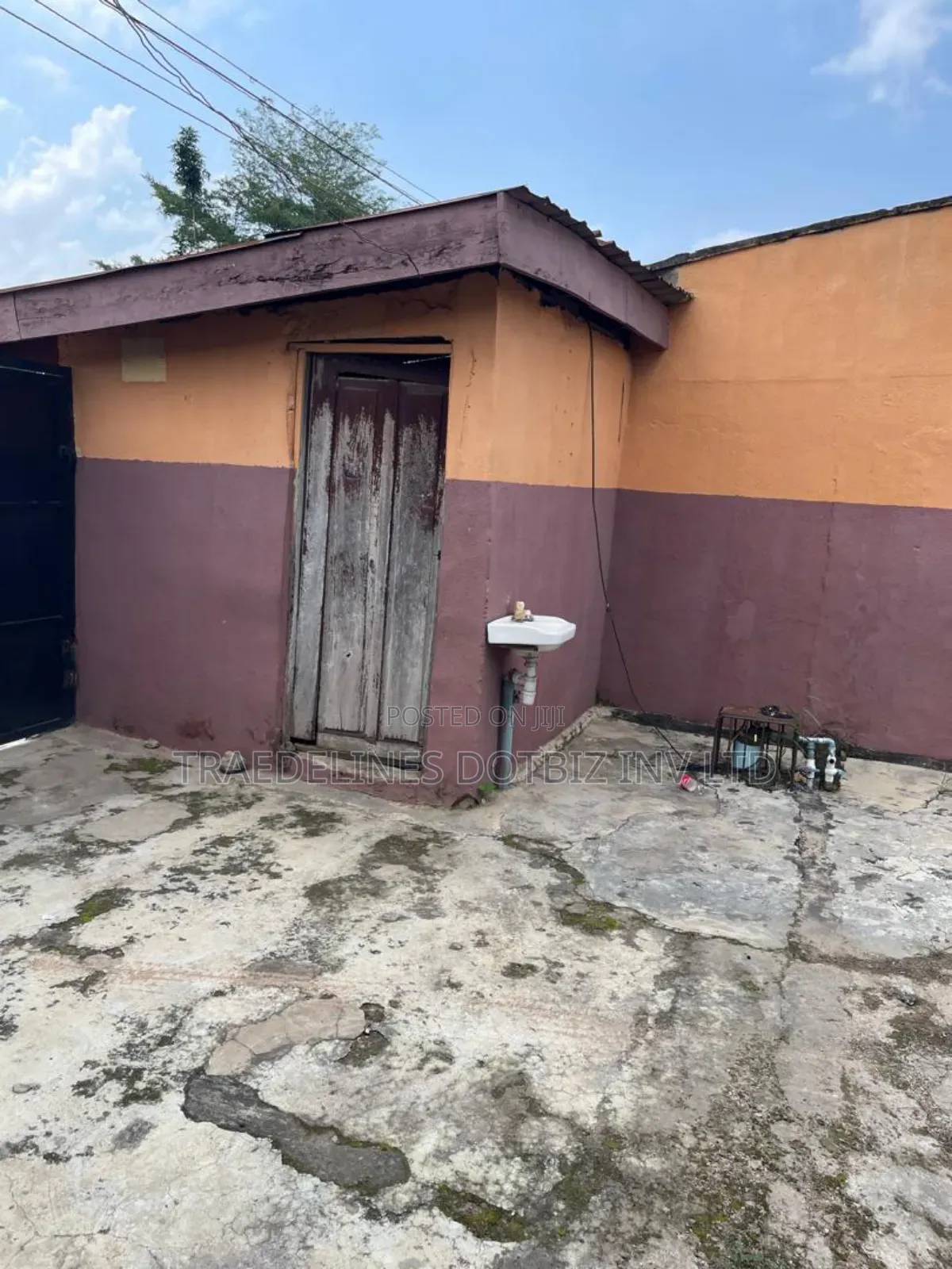 10bdrm Bungalow in Ikola, Abule Egba for sale in Abule Egba