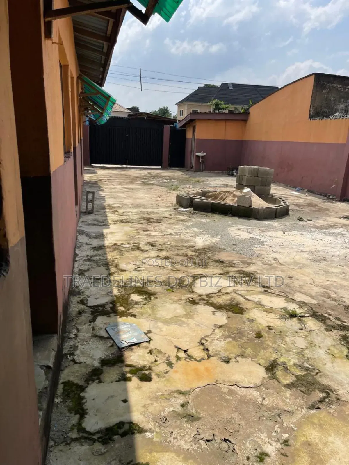 10bdrm Bungalow in Ikola, Abule Egba for sale in Abule Egba