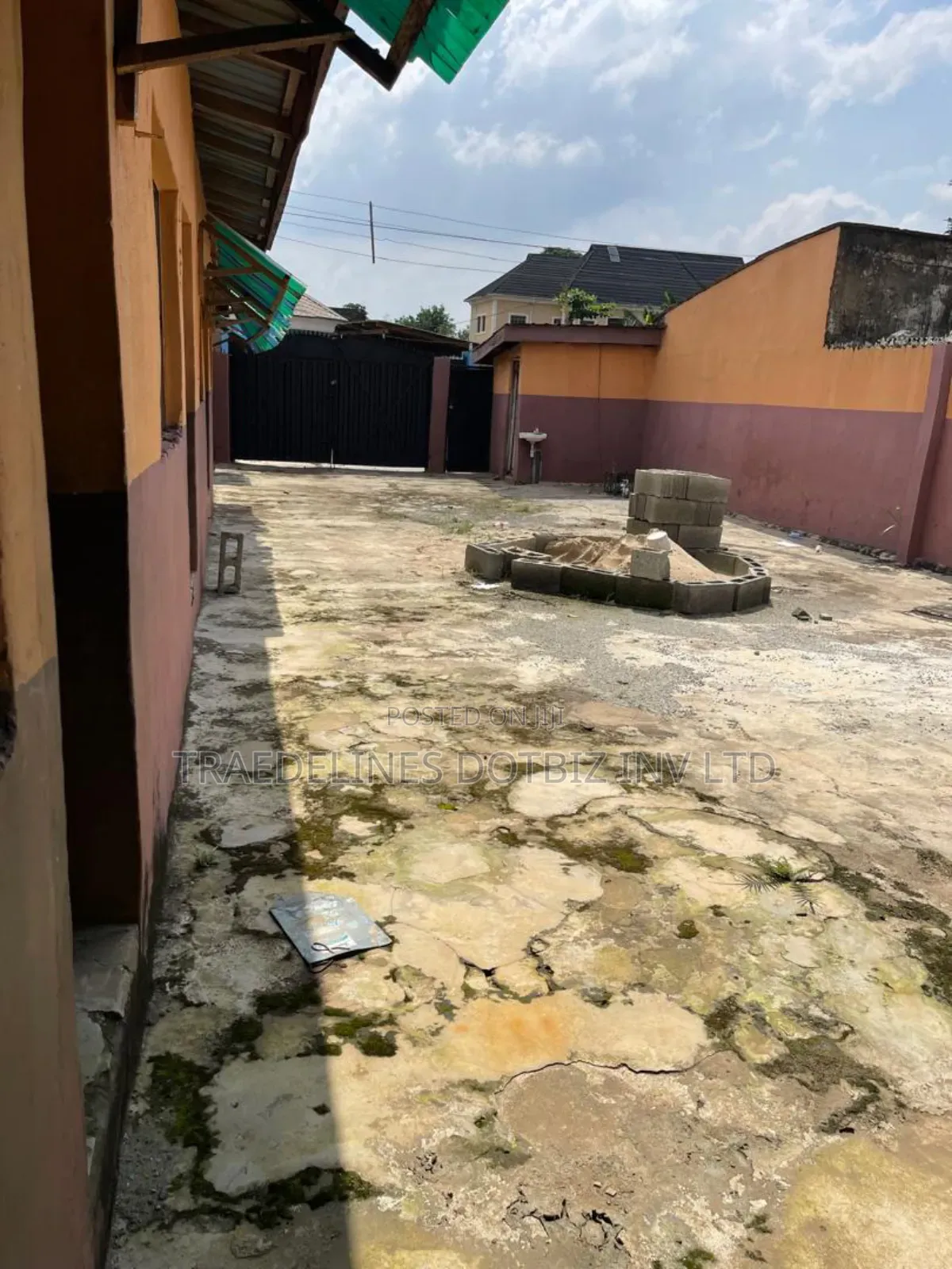 10bdrm Bungalow in Ikola, Abule Egba for sale in Abule Egba
