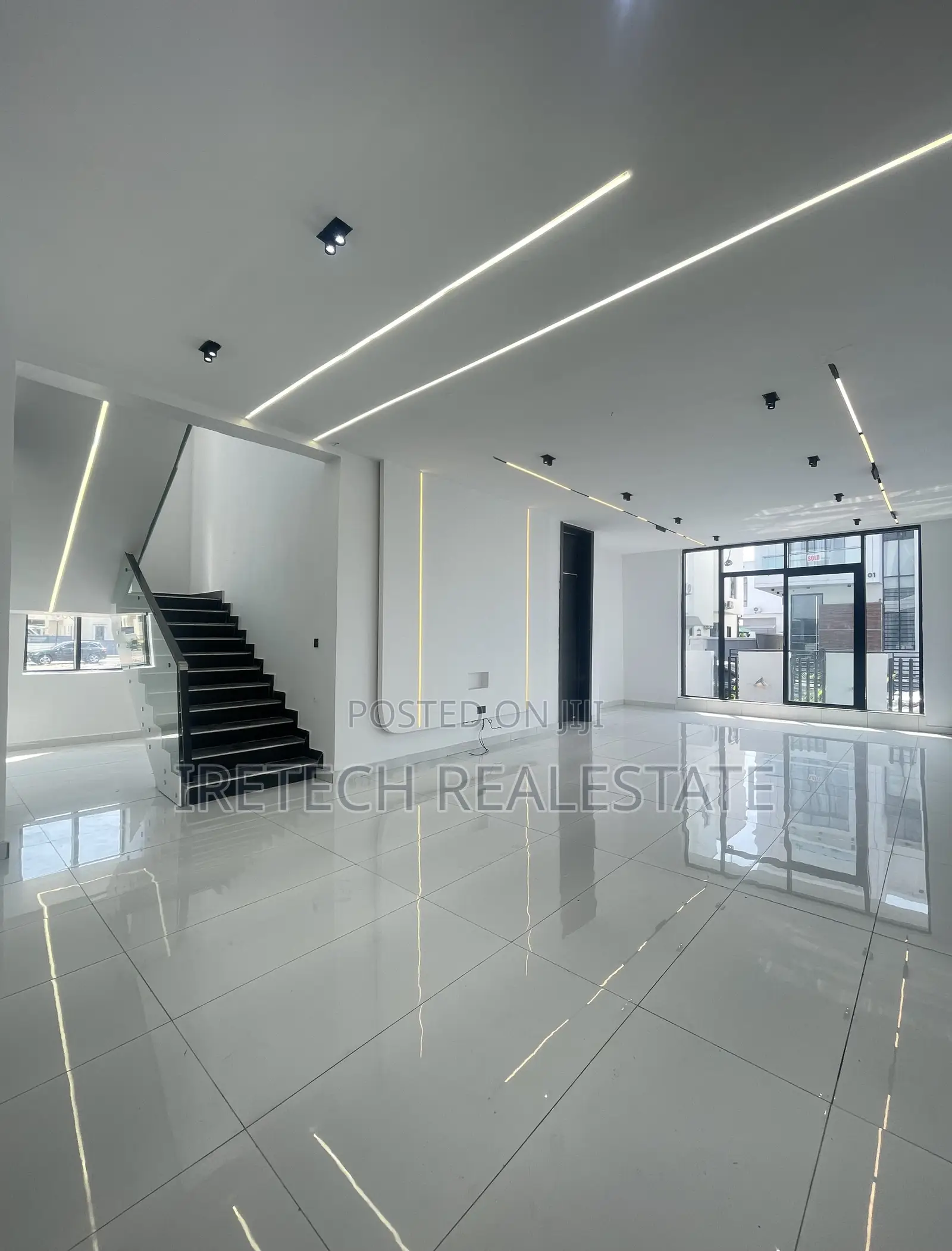 5bdrm Duplex in Chevron In A Secured for sale in Chevron