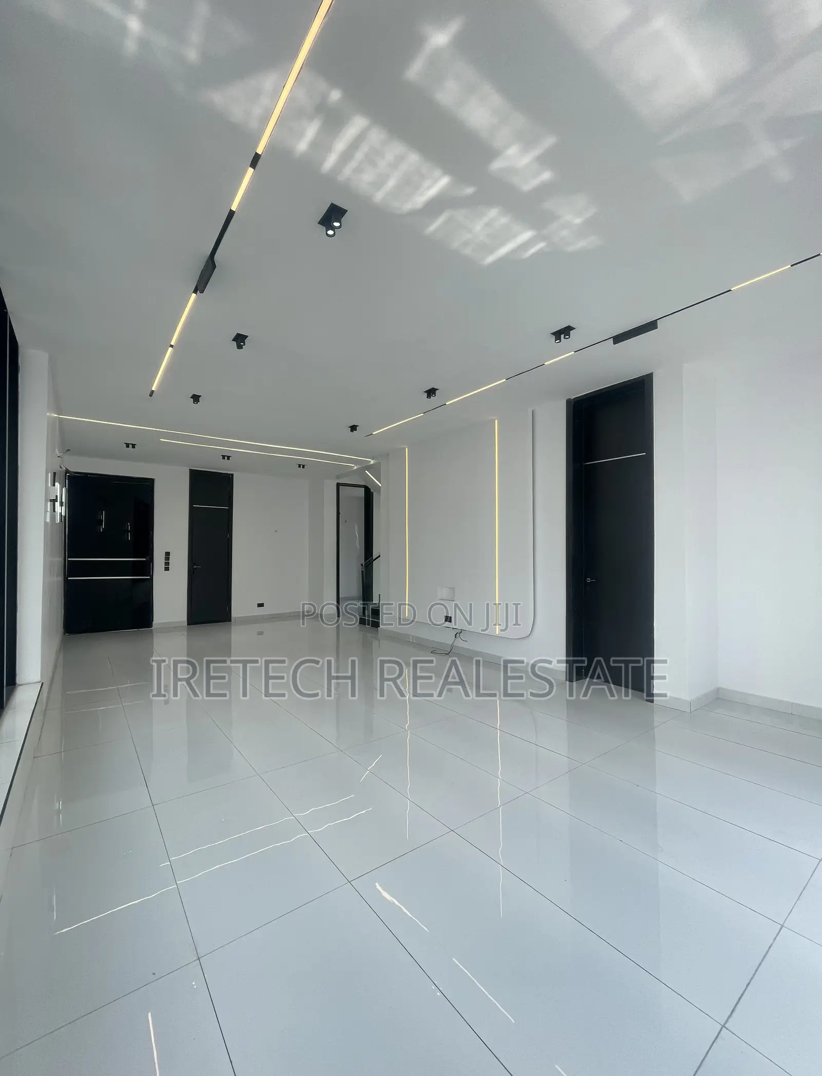 5bdrm Duplex in Chevron In A Secured for sale in Chevron