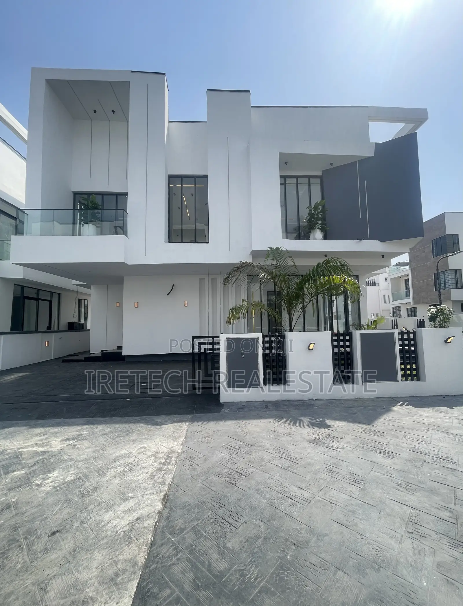 5bdrm Duplex in Chevron In A Secured for sale in Chevron