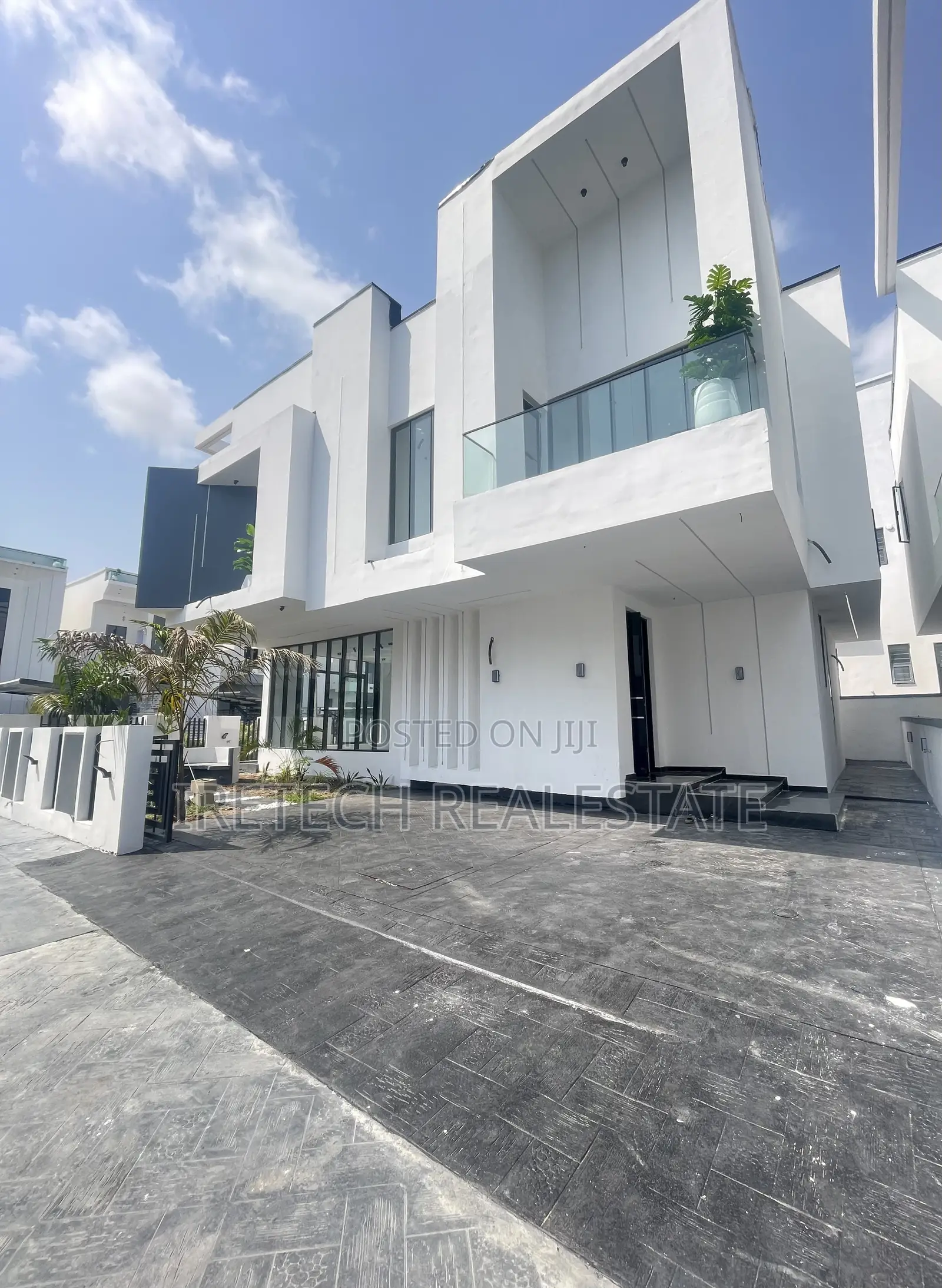 5bdrm Duplex in Chevron In A Secured for sale in Chevron
