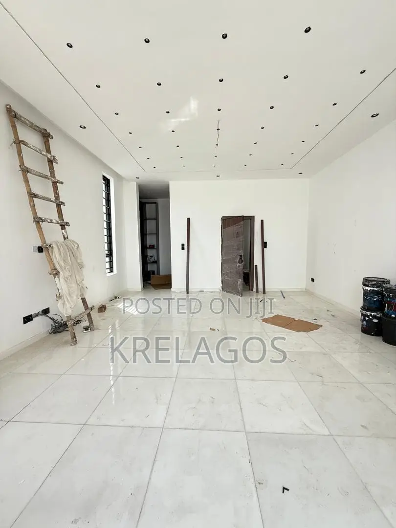 5bdrm Duplex in Ogombo for sale in Ogombo