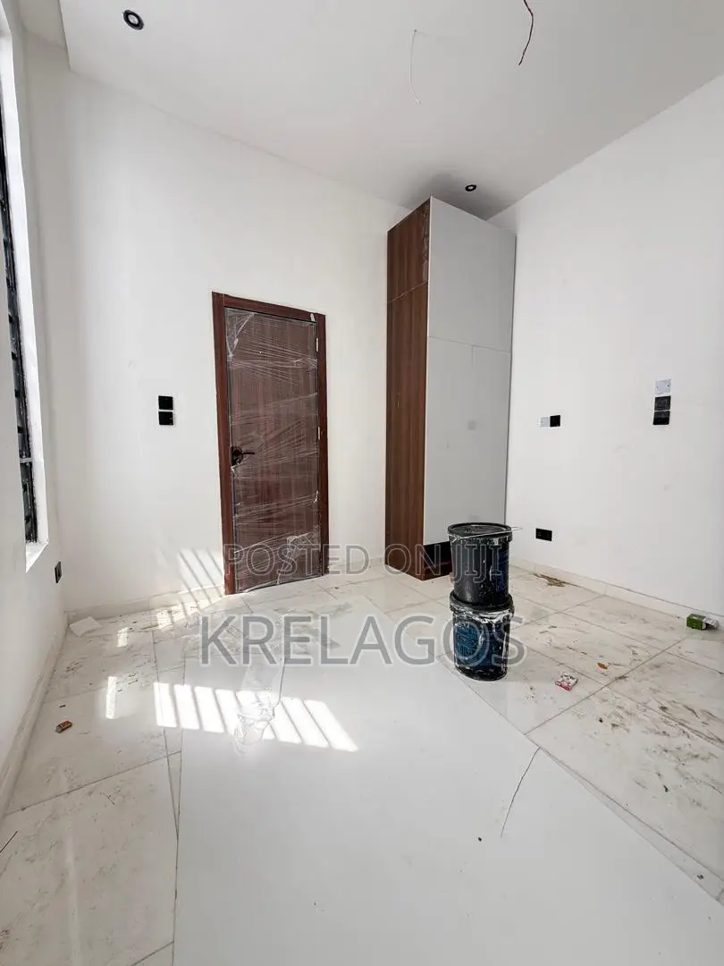 5bdrm Duplex in Ogombo for sale in Ogombo