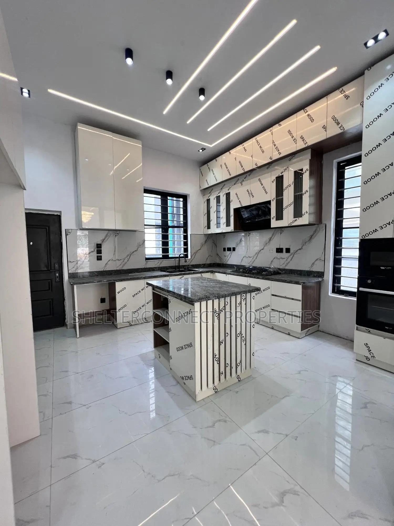 5bdrm Duplex in Ikota for sale in Ikota