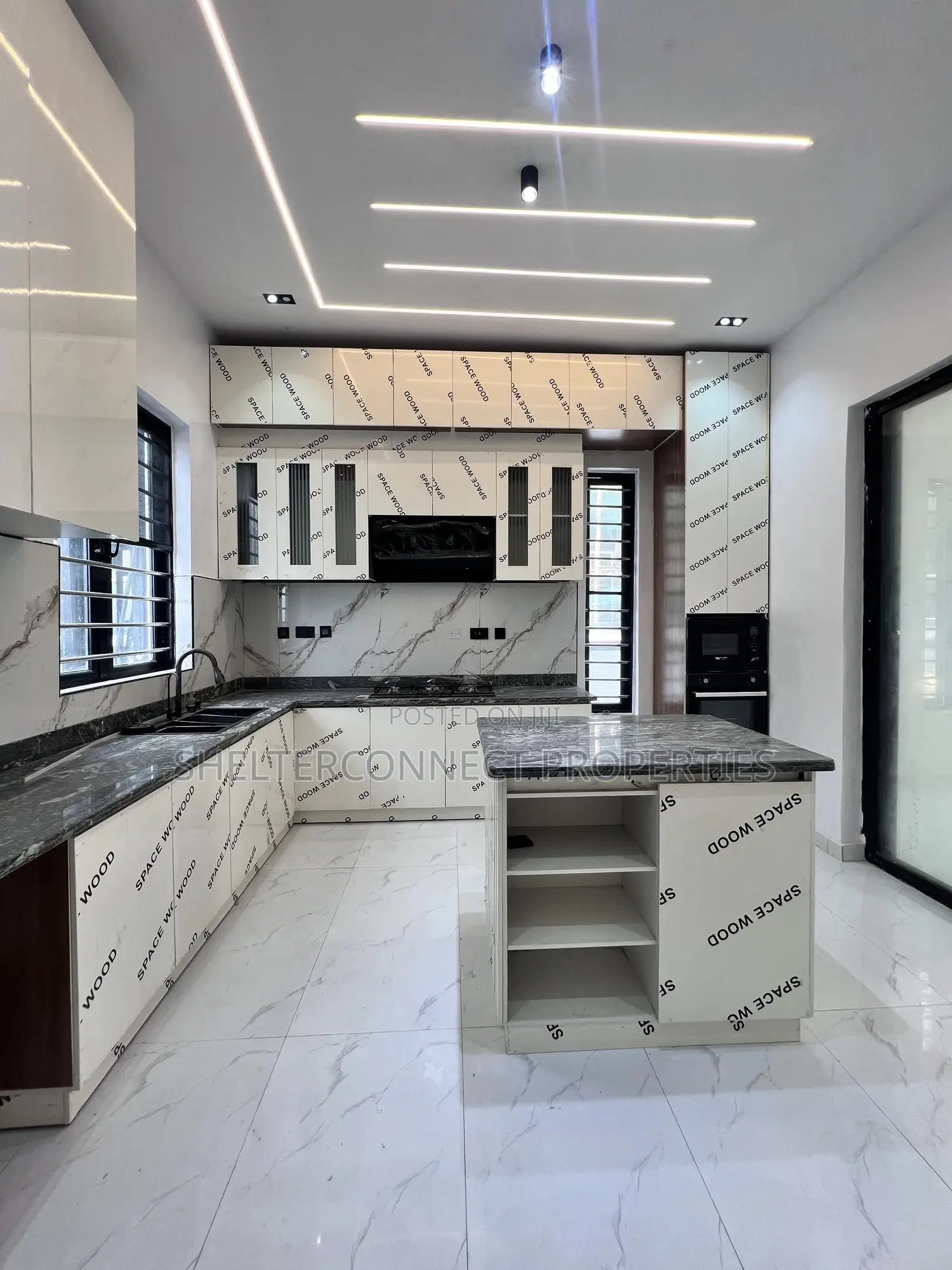 5bdrm Duplex in Ikota for sale in Ikota