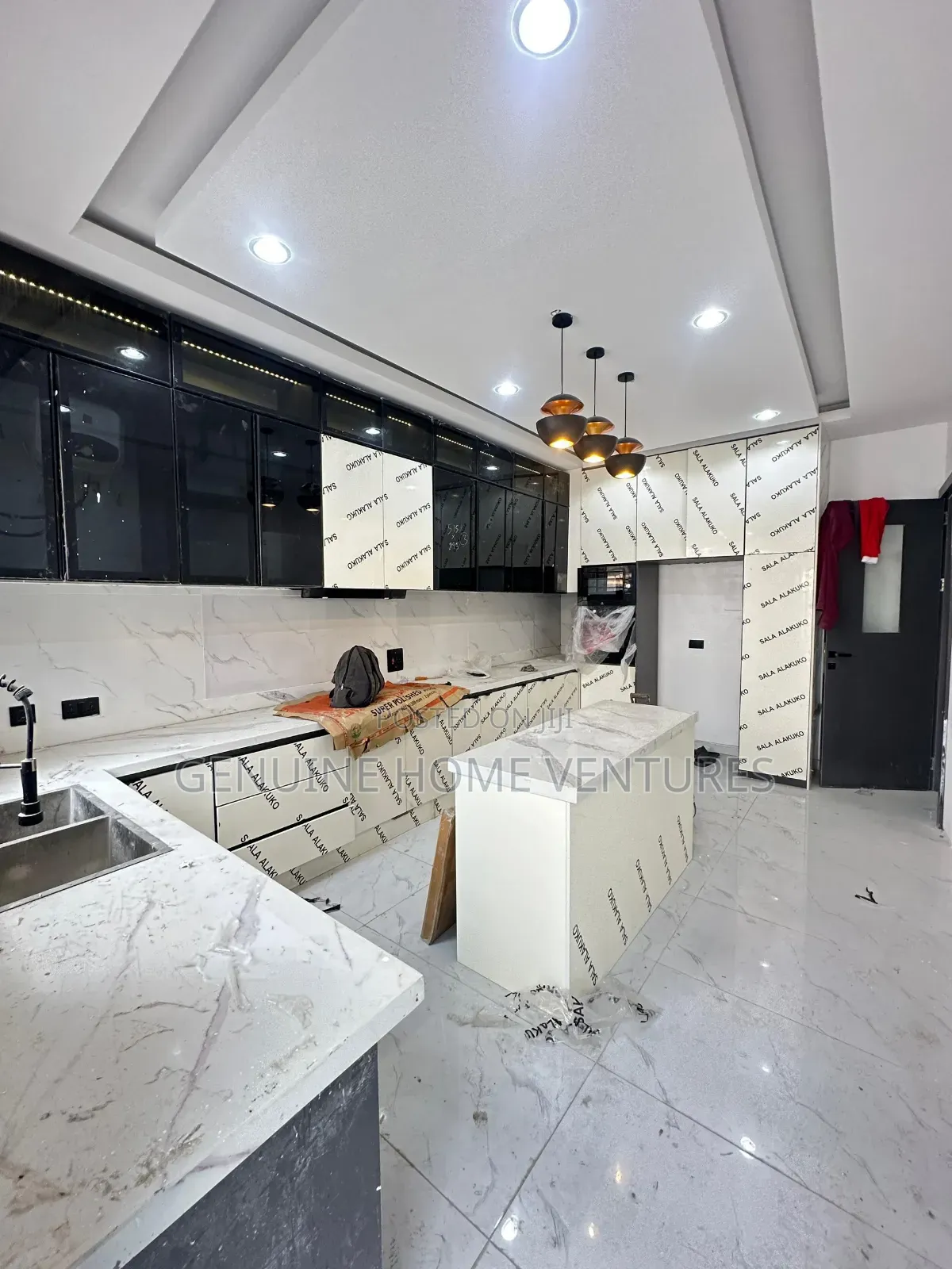 5bdrm Duplex in Lekki County, Ikota for sale in Ikota