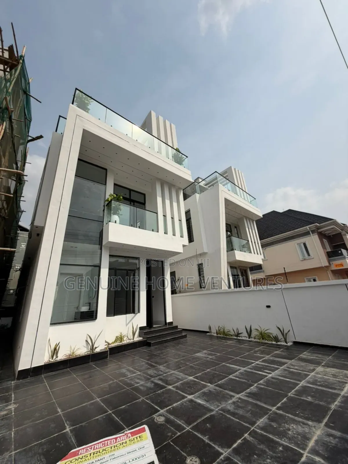 5bdrm Duplex in Chevron for sale in Chevron