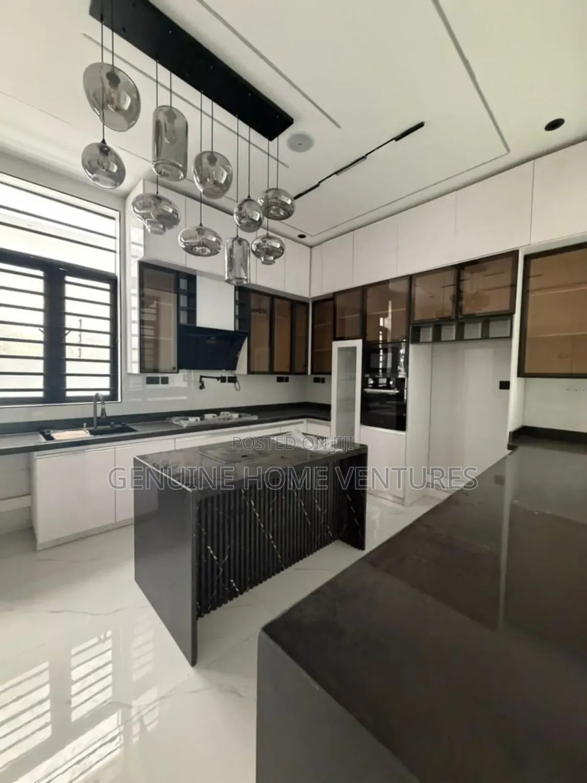 5bdrm Duplex in Chevron for sale in Chevron