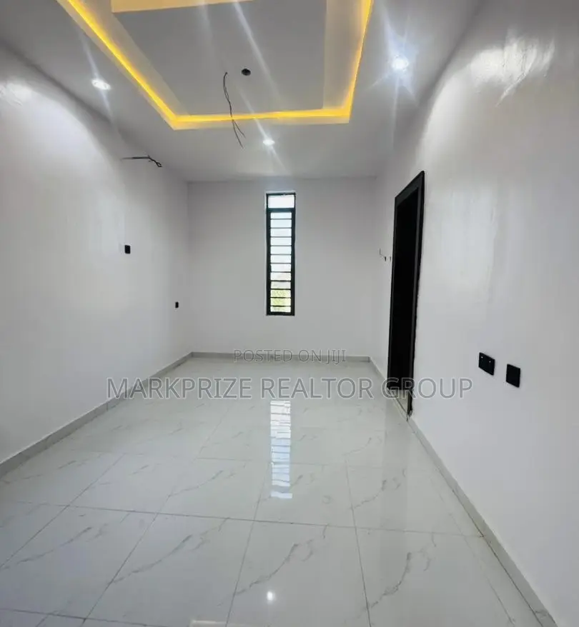4bdrm Duplex in College Road Fagba for sale in Fagba