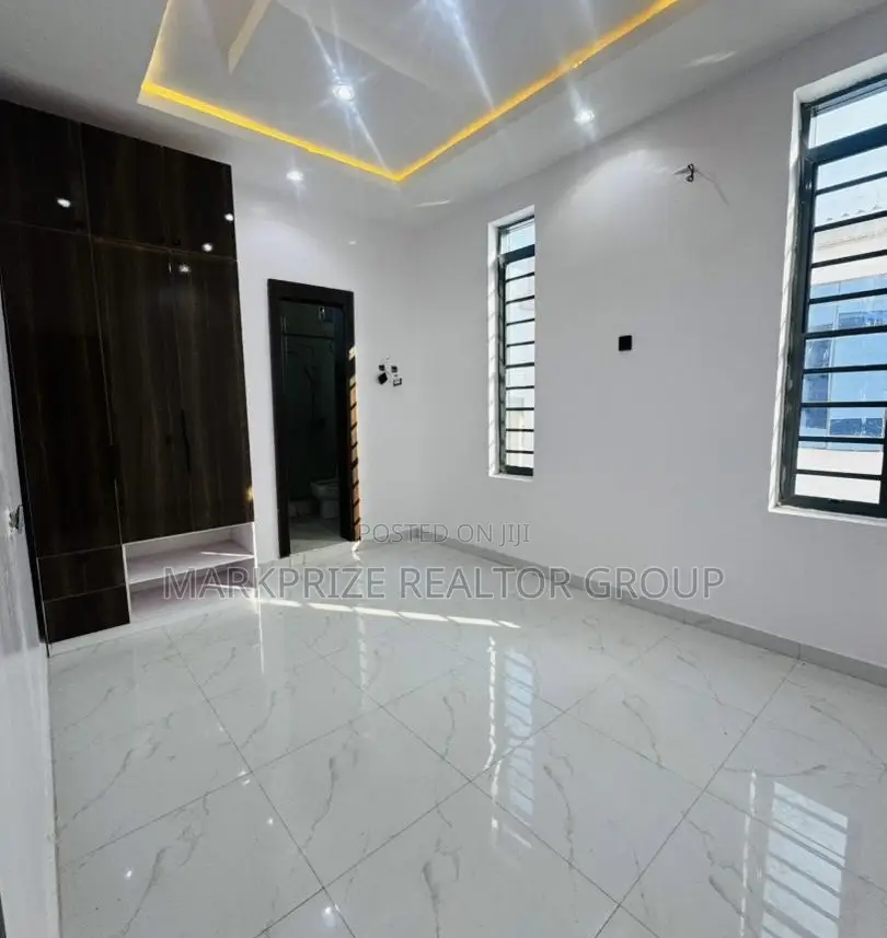 4bdrm Duplex in College Road Fagba for sale in Fagba
