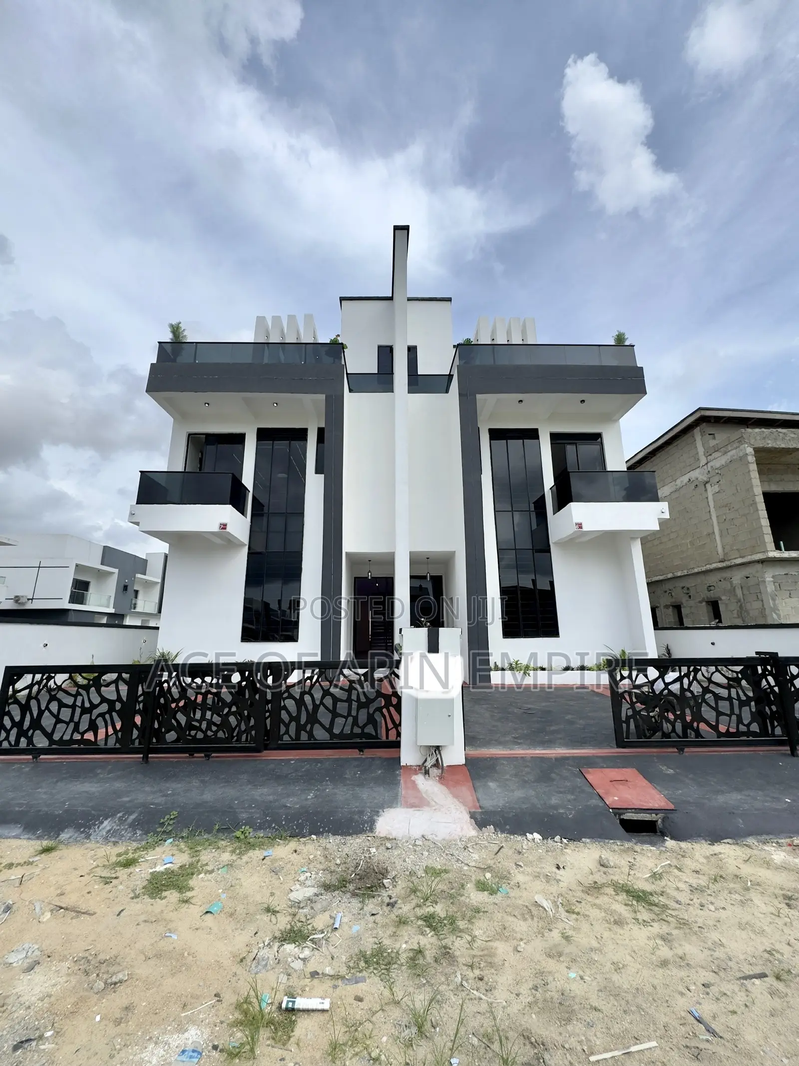 5bdrm Duplex in Ogombo for sale in Ogombo