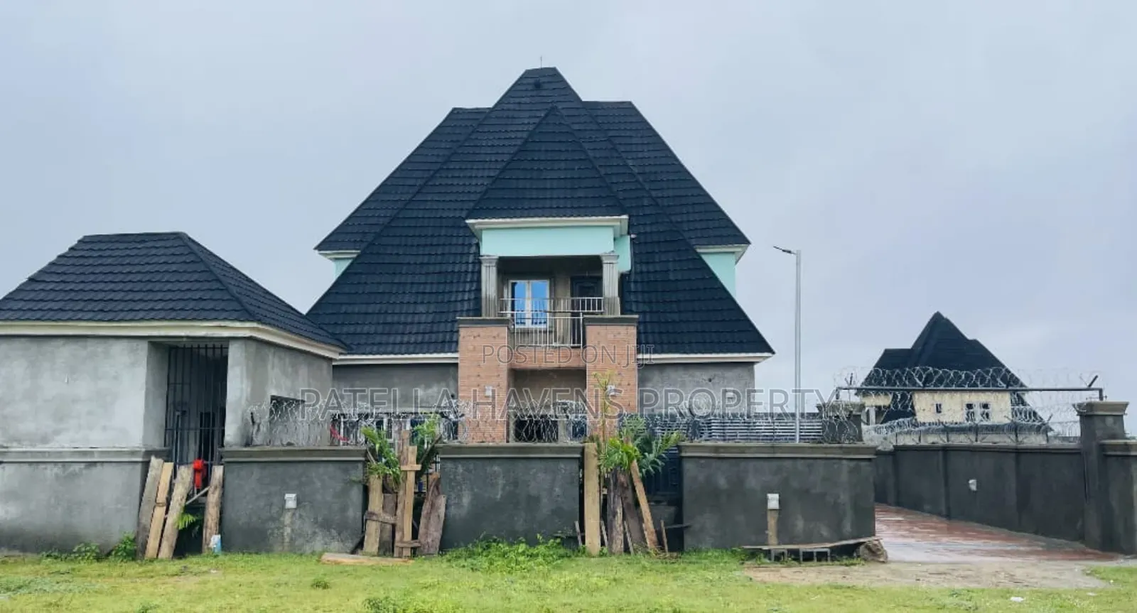4bdrm Duplex in Lugbe District for sale in Lugbe District