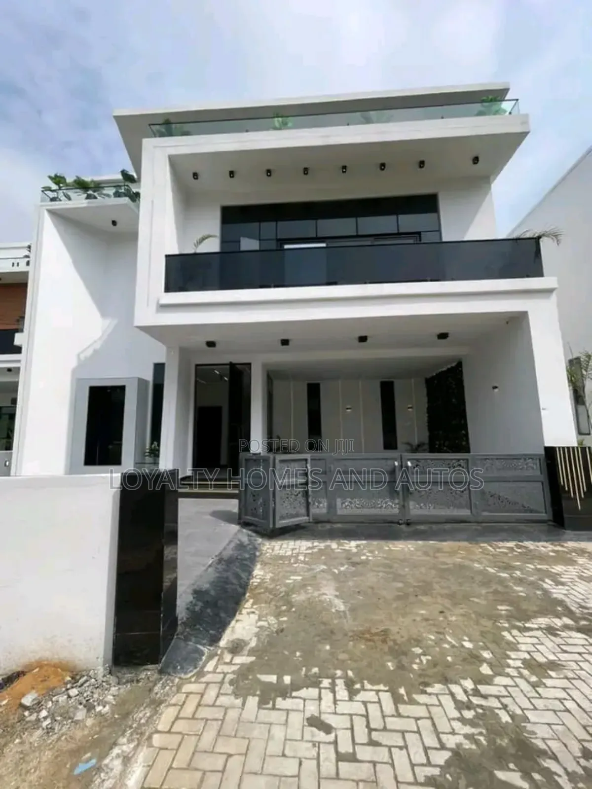 5bdrm Duplex in Chevron for sale in Chevron
