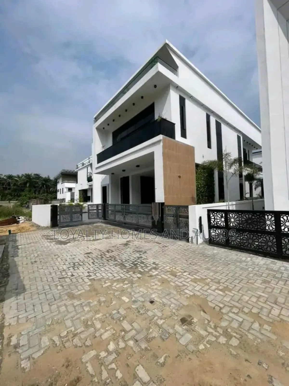 5bdrm Duplex in Chevron for sale in Chevron