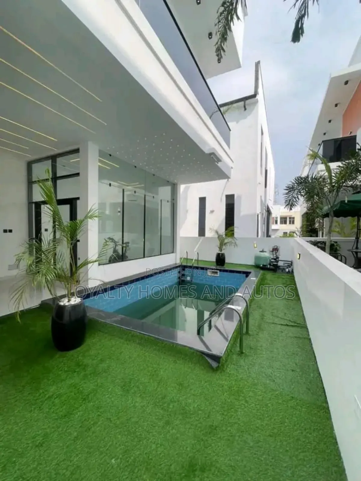 5bdrm Duplex in Chevron for sale in Chevron