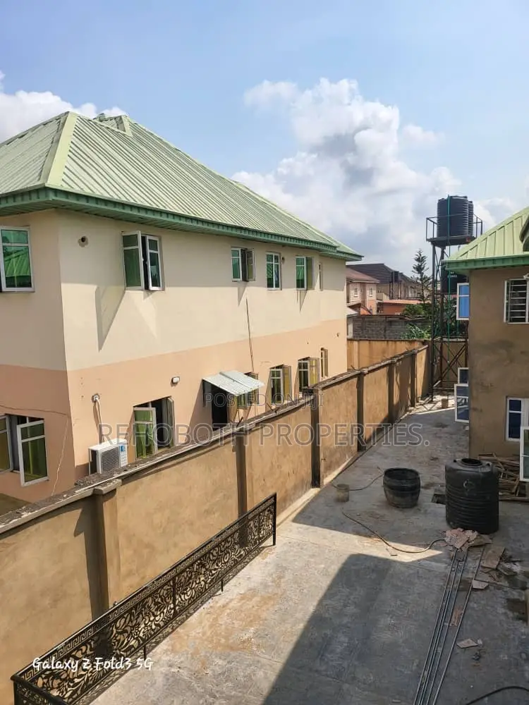 3bdrm Apartment in Adeniji Estate, Apata for rent in Apata