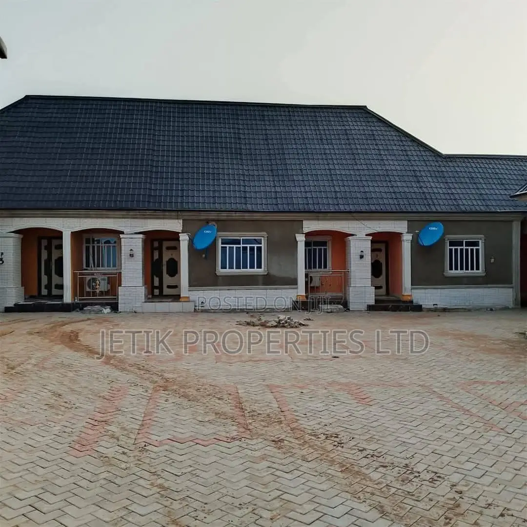 12bdrm Block of Flats in Navy Barracks, Makurdi for sale in Makurdi