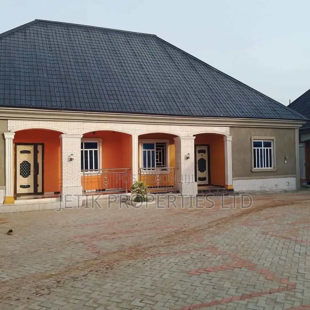 12bdrm Block of Flats in Navy Barracks, Makurdi for sale in Makurdi