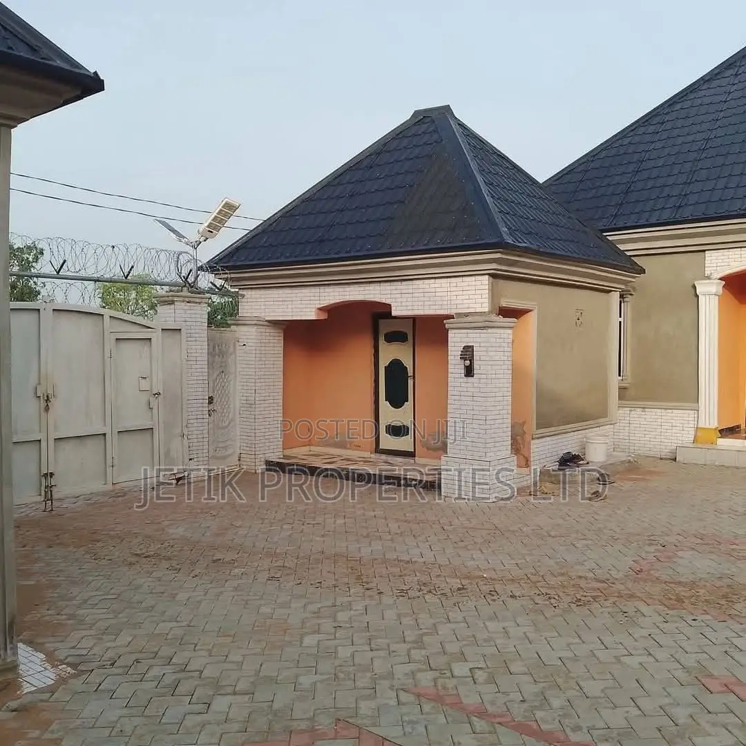 12bdrm Block of Flats in Navy Barracks, Makurdi for sale in Makurdi