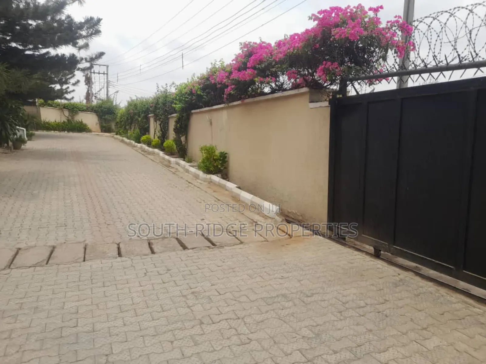 13bdrm Mansion in Gwarinpa for sale in Gwarinpa