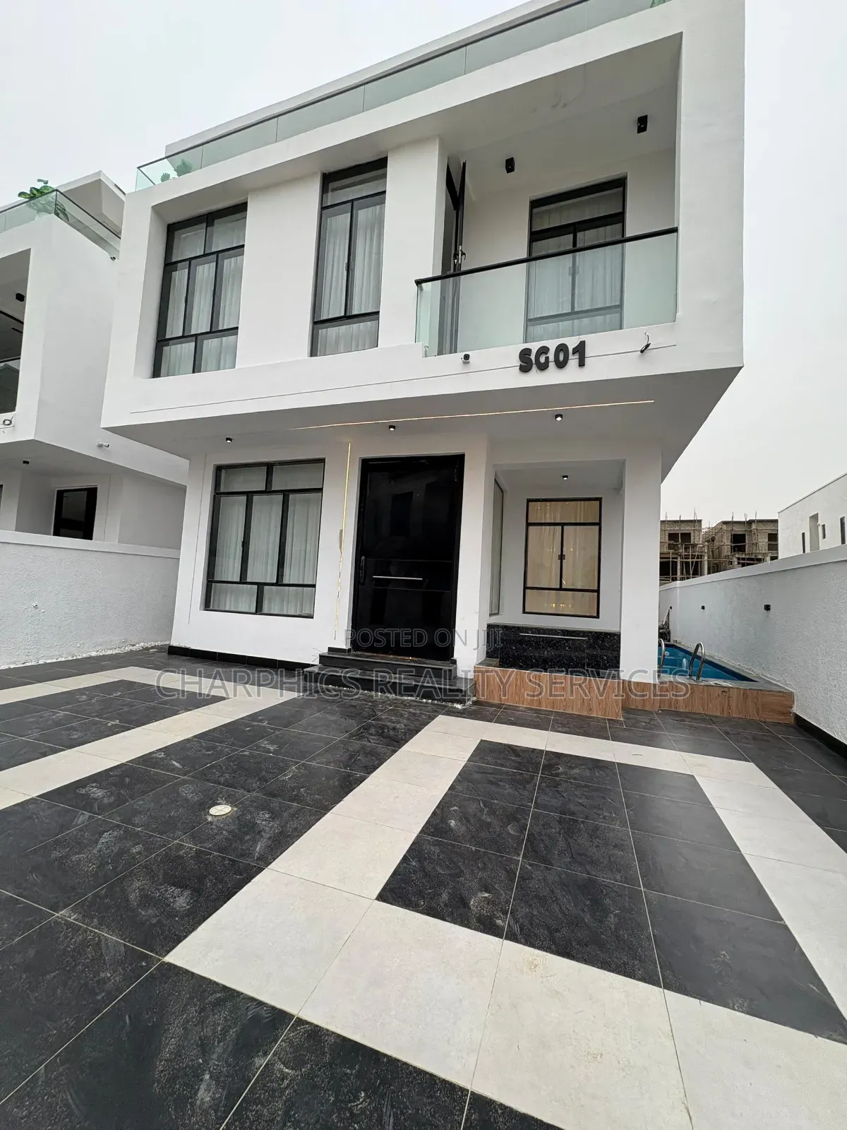5bdrm Duplex in Chevron for sale in Chevron